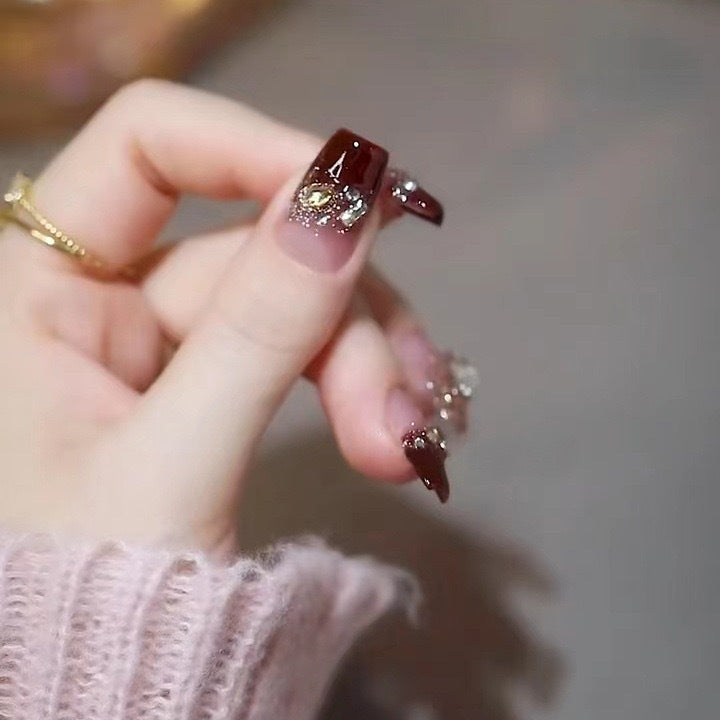 Kunstnägel mit Glitzerverzierungen und eleganten Akzenten Brehn