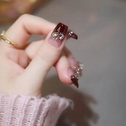 Kunstnägel mit Glitzerverzierungen und eleganten Akzenten Brehn