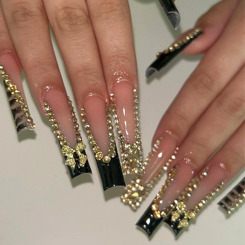 Kunstnagelset mit glamourösen 3D-Schleifen und strahlenden Strassverzierungen Brehn