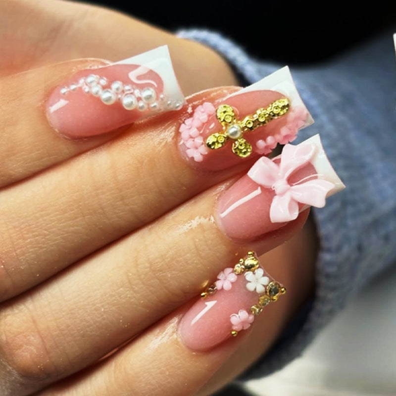 Kunstnagelset mit glamourösen Blüten- und Perlenverzierungen Brehn