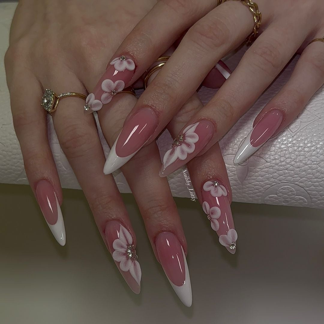 Elegantes Kunstnagelset mit floralem Design und Glitzerakzenten Brehn