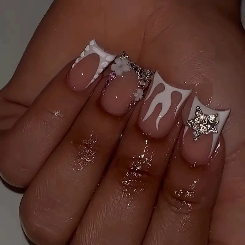 Glamouröse Blumenschmuck-Nagelverlängerungen Brehn