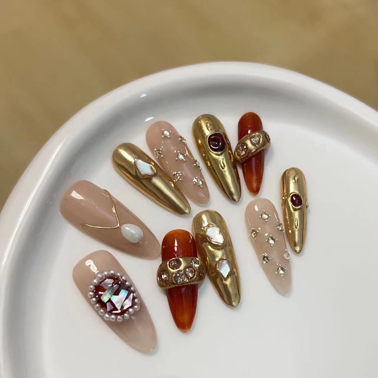 Künstlerisches Press-On-Nagelset mit luxuriösen Edelsteinakzenten Brehn