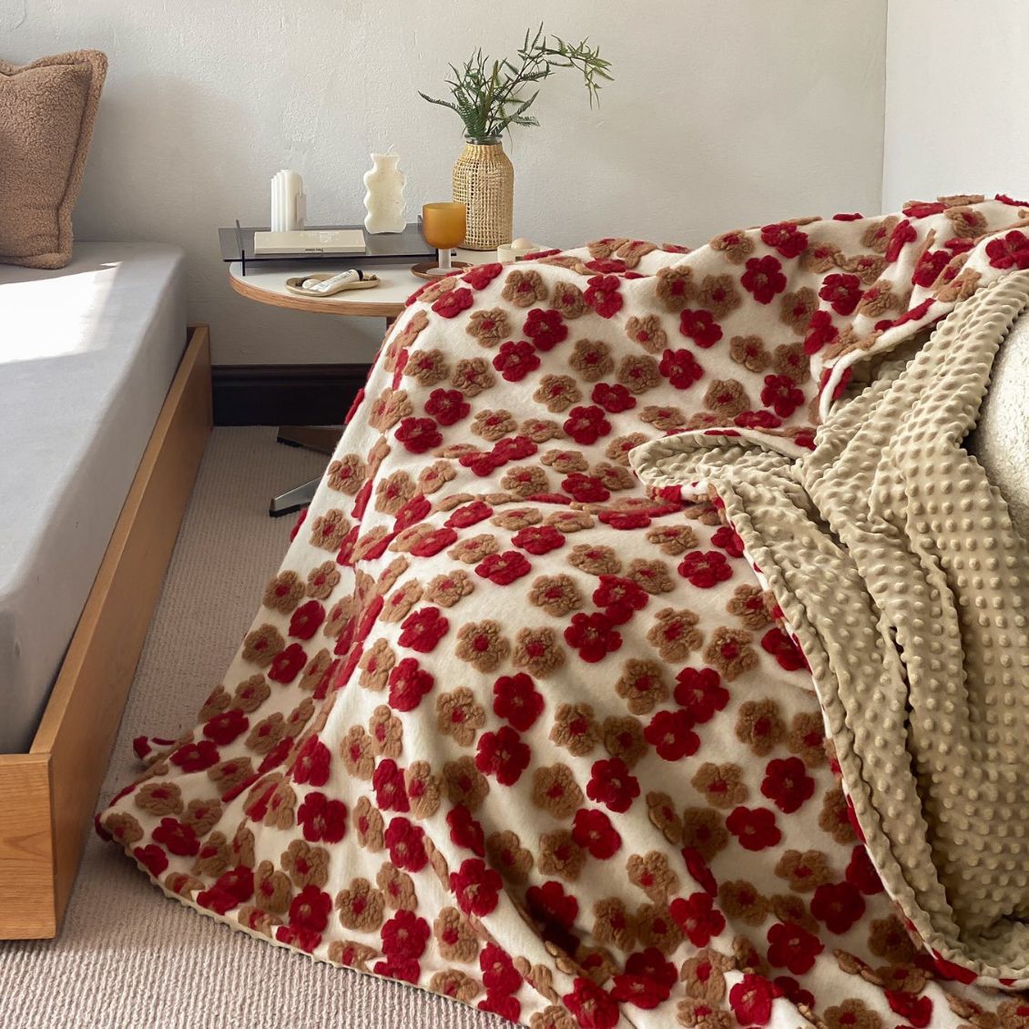 Gemusterte Wohndecke mit gewebten Blumenapplikationen