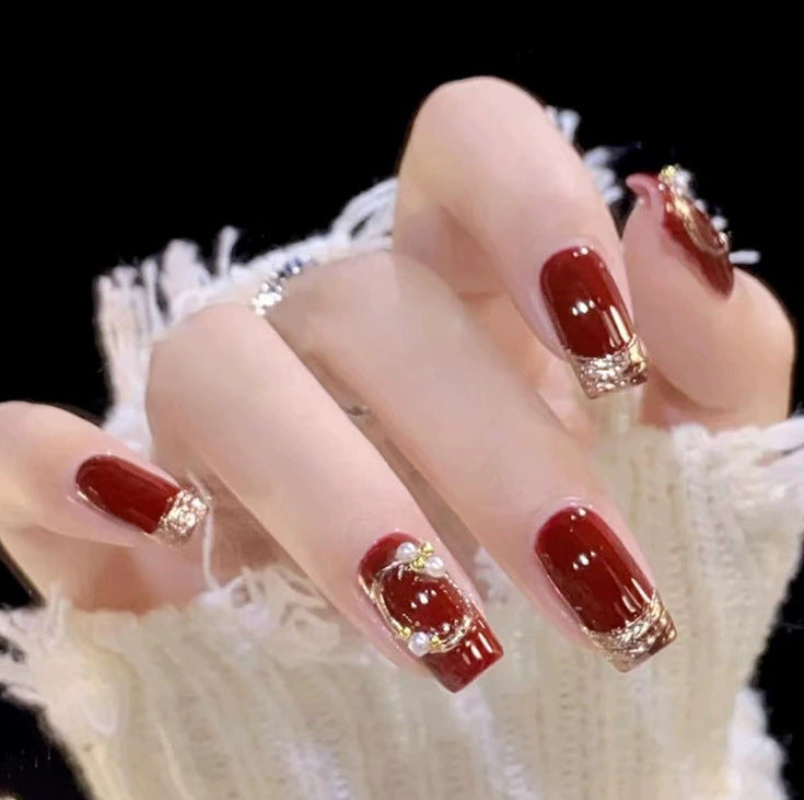 Elegantes Nageldesign mit Perlenverzierung Brehn