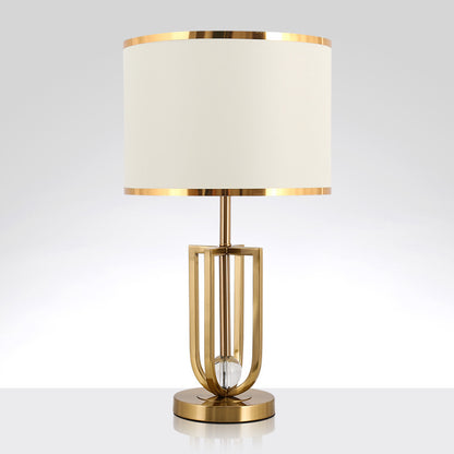 Moderne dekorative Tischlampe mit goldenen Akzenten