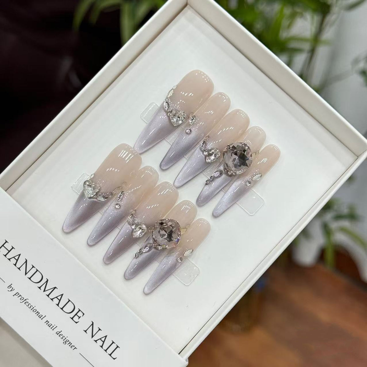 Künstlerische Stiletto Press-On Nägel mit eleganten Edelsteinakzenten