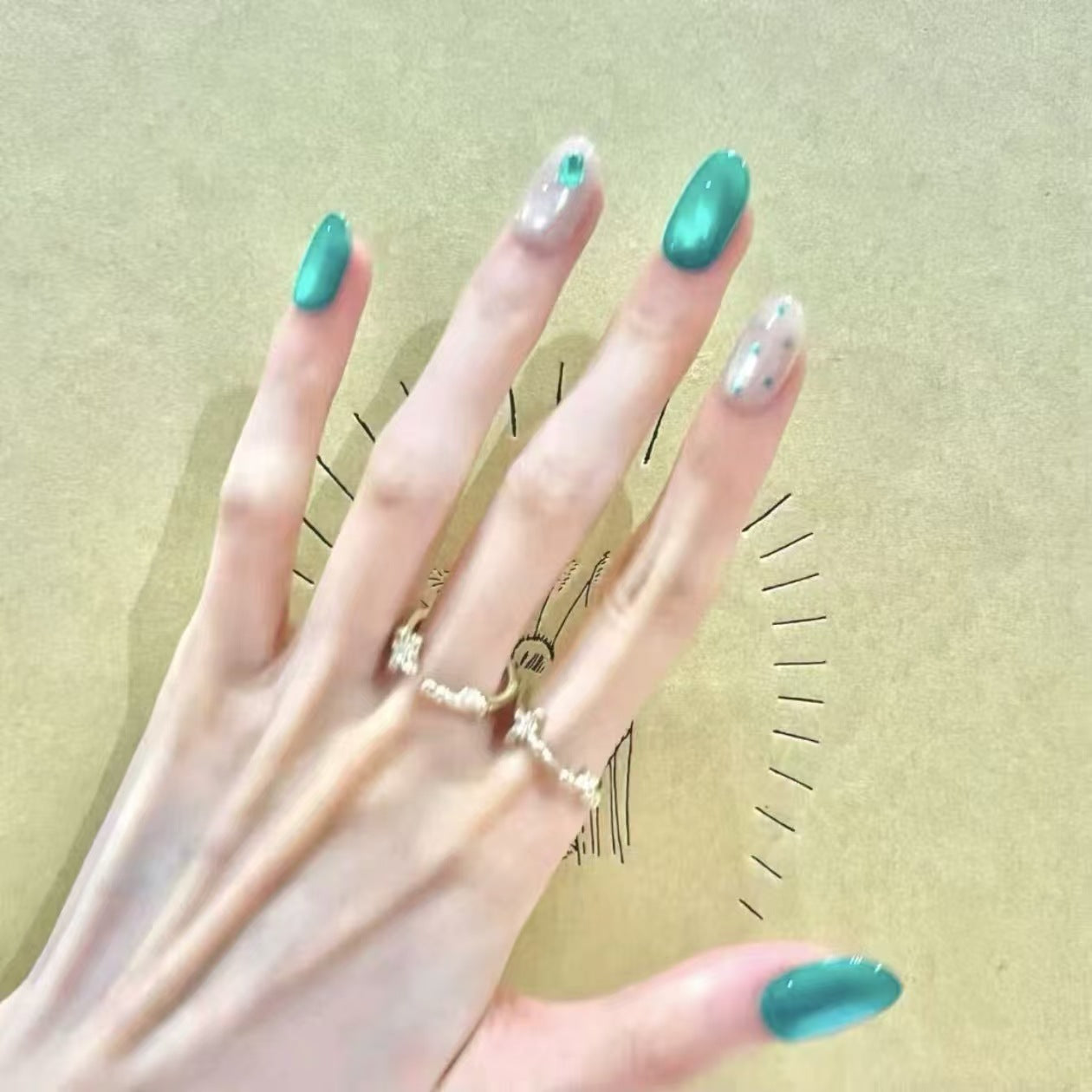 Stylisches Press-On Nail Art Set Brehn