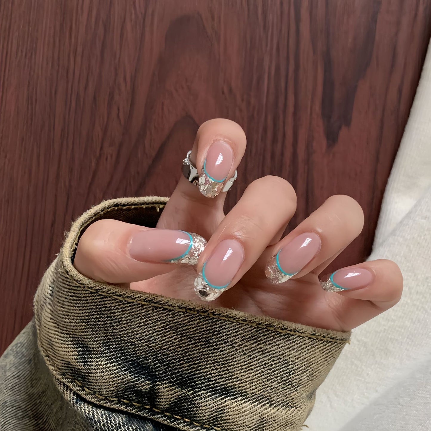 Kunstnägel mit Schimmerndem Glitzer und Elegantem French-Tip Brehn