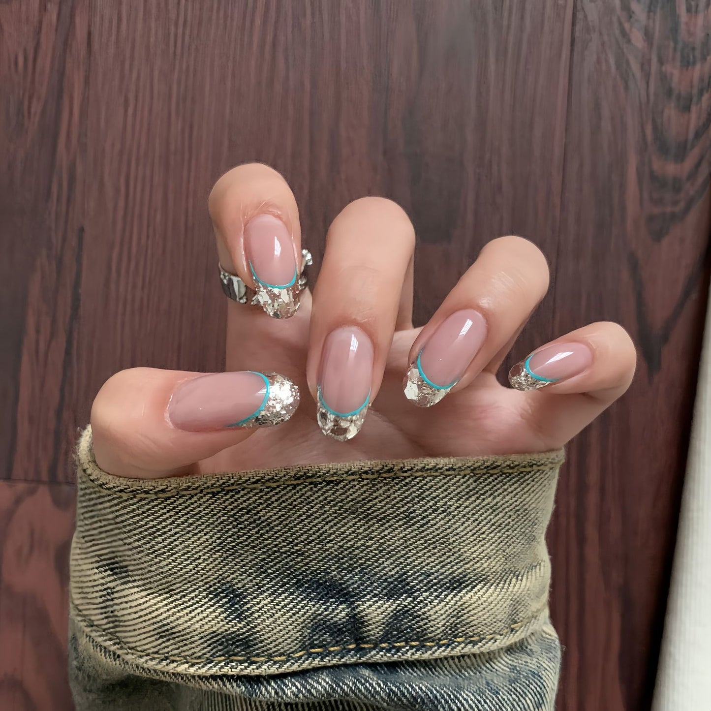 Kunstnägel mit Schimmerndem Glitzer und Elegantem French-Tip Brehn