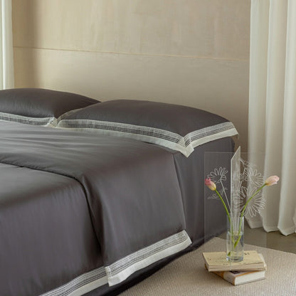 Elegante Bettwäsche-Garnitur mit Ajour-Gitterbesatz und Hotelverschluss