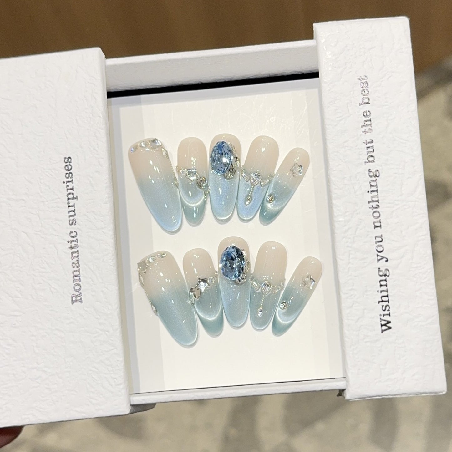 Kunstnagelset mit Romantischem Design und Glitzerelementen Brehn