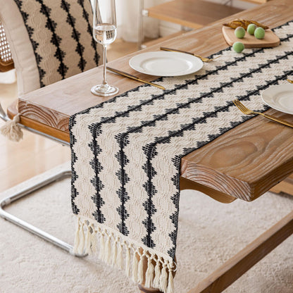 Handgewebter Bohemian Baumwoll- Tischläufer mit Fransenquasten und geometrischer Stickerei