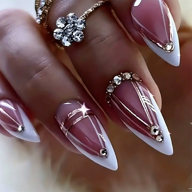Kunstvolle Nagelspitzen mit Glitzerakzenten Brehn
