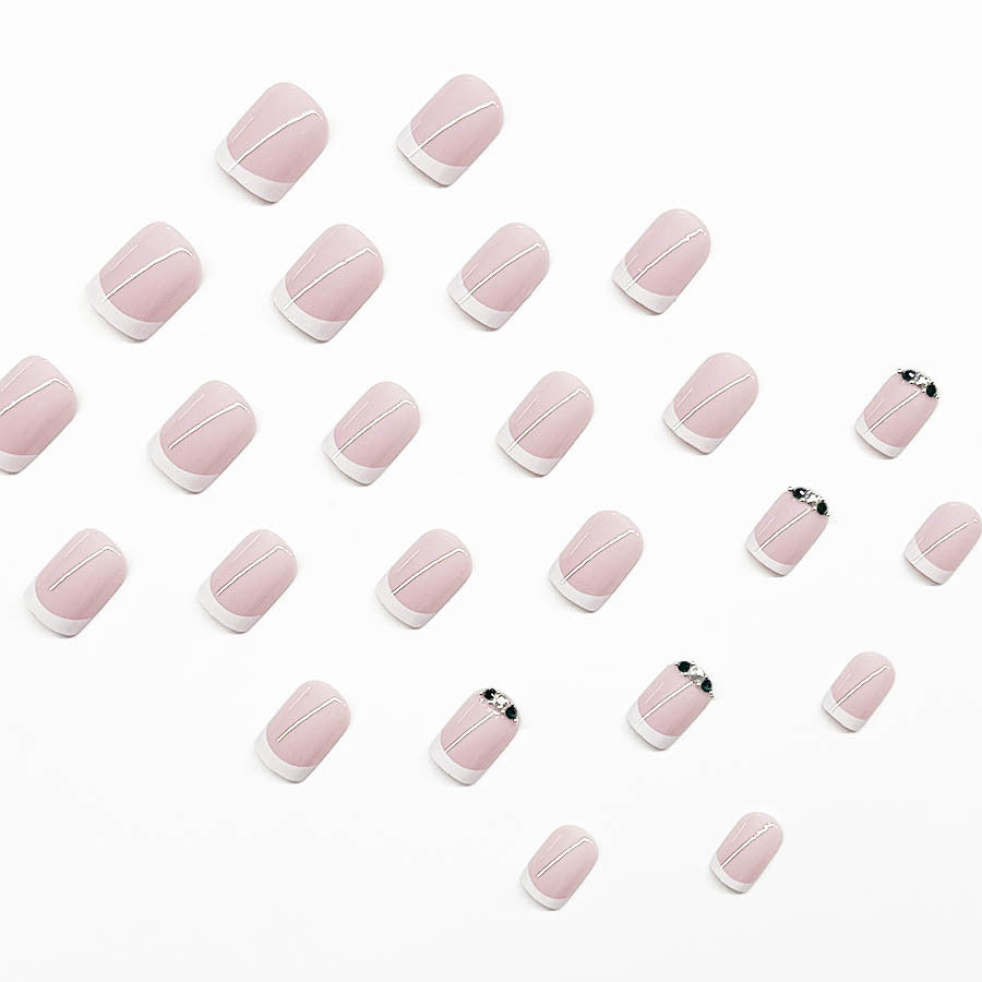 Kunstnagelset mit elegantem französischen Design und glitzernden Akzenten Brehn