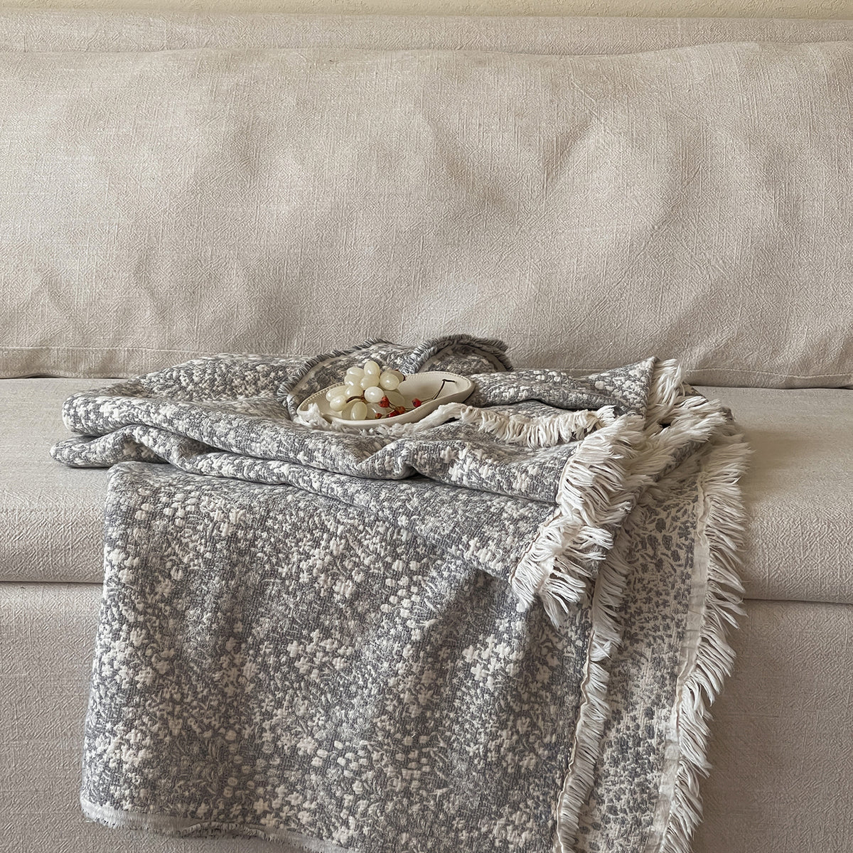 Dekorative Wohndecke mit Jacquard-Relief und Fransen