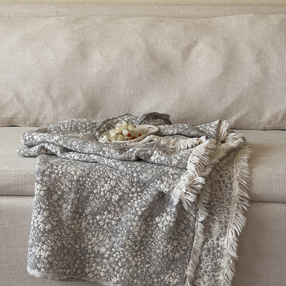 Dekorative Wohndecke mit Jacquard-Relief und Fransen