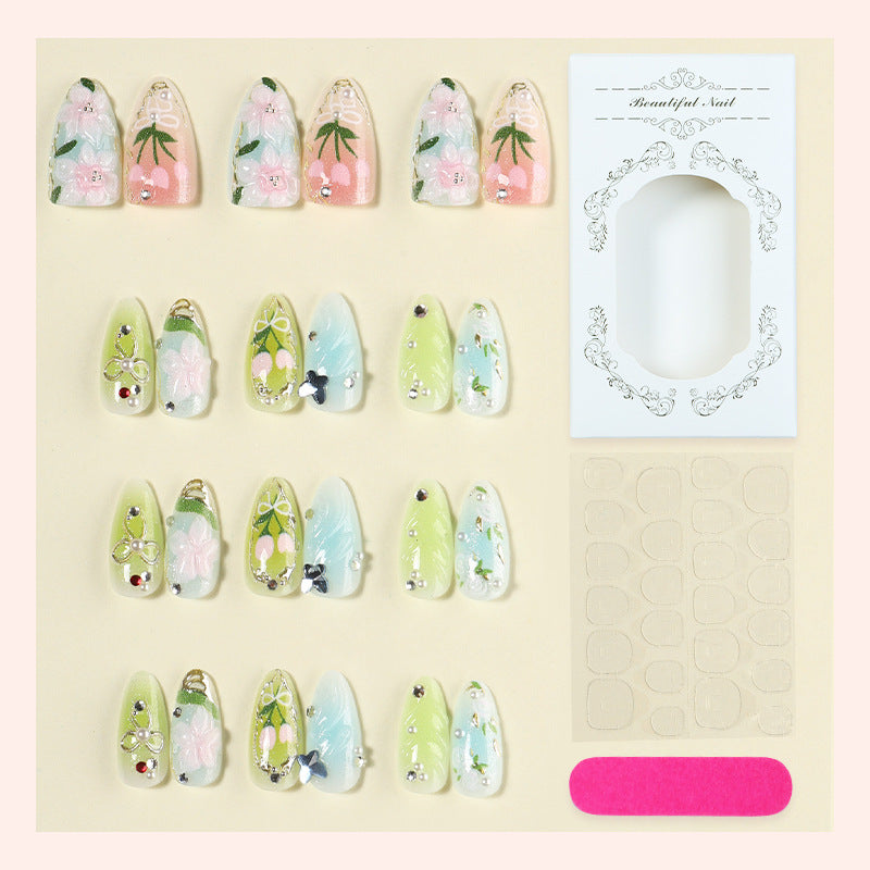 Kunstnagelset mit handgefertigten floralen Designs und Glitzerakzenten Brehn