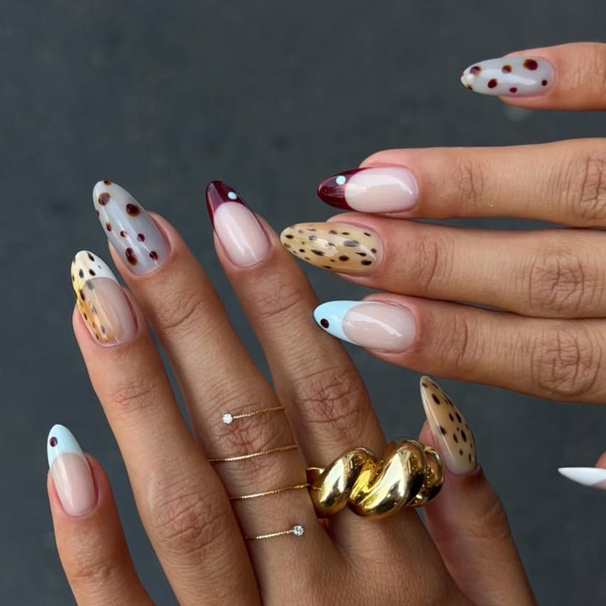 Künstlerisches Stiletto Press-On Nageldesign Brehn