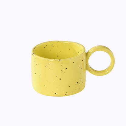 Keramik-Tasse mit herzförmigem Henkel und Sprenkel-Design