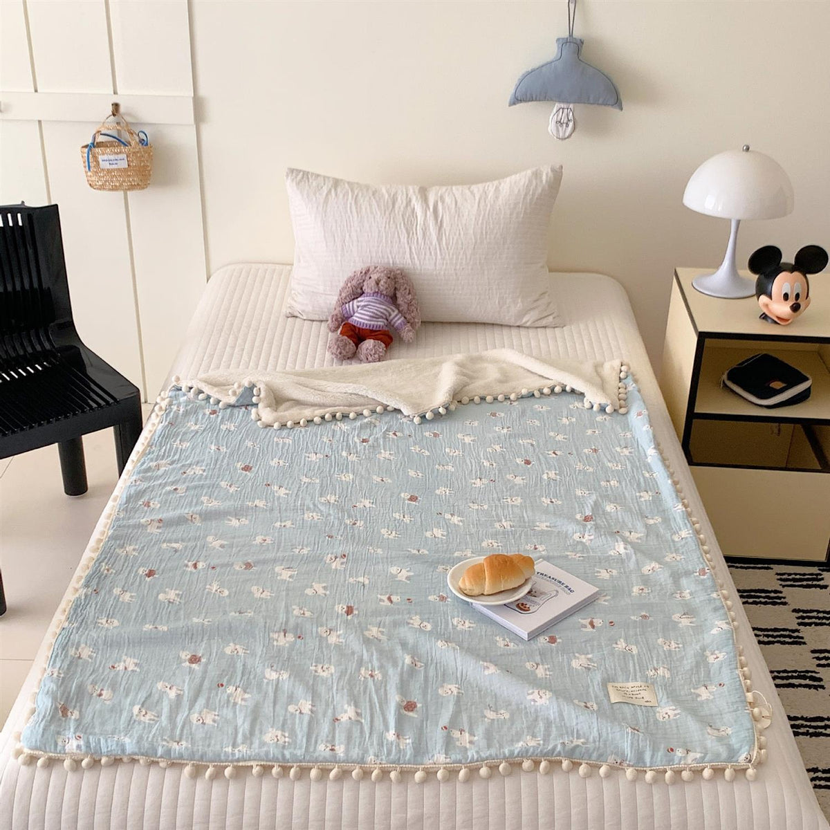 Kinderwende-Kuscheldecke aus Baumwoll-Musselin mit Pompon-Bordüre