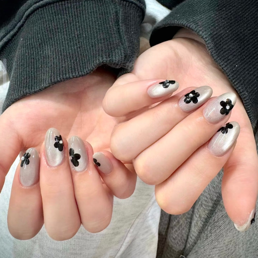 Blumeninspiriertes Press-On Nageldesign Brehn