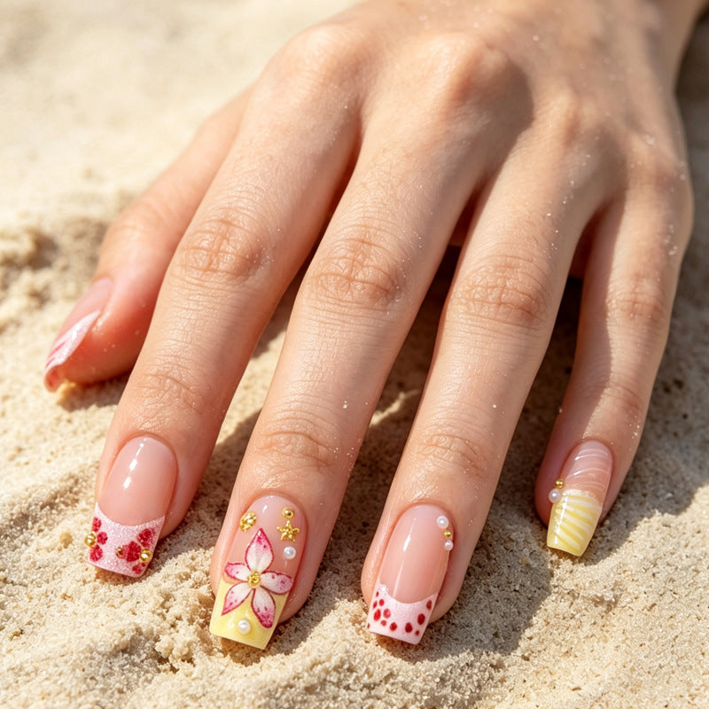 Kunstnagelset mit floralen Akzenten und Glitzerverzierungen Brehn