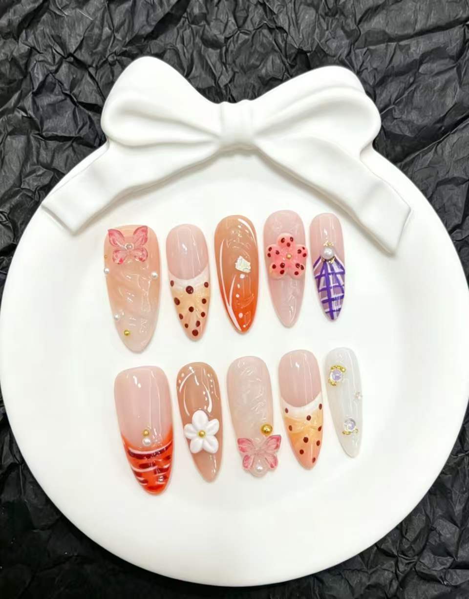 Künstlerisches Press-On-Nagelset mit floralen und dekorativen Akzenten