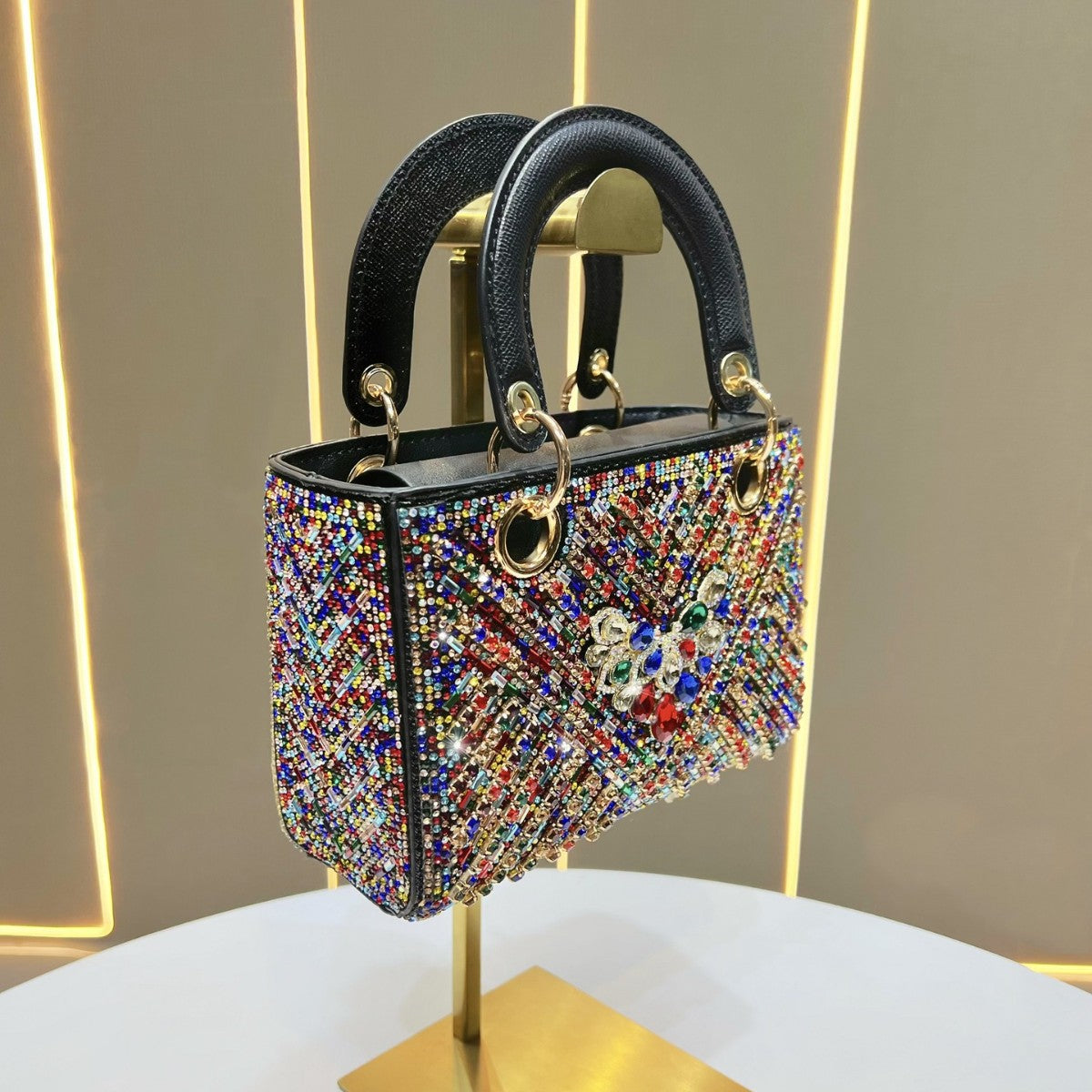 Aufwendige mit Kristallen verzierte Handtasche