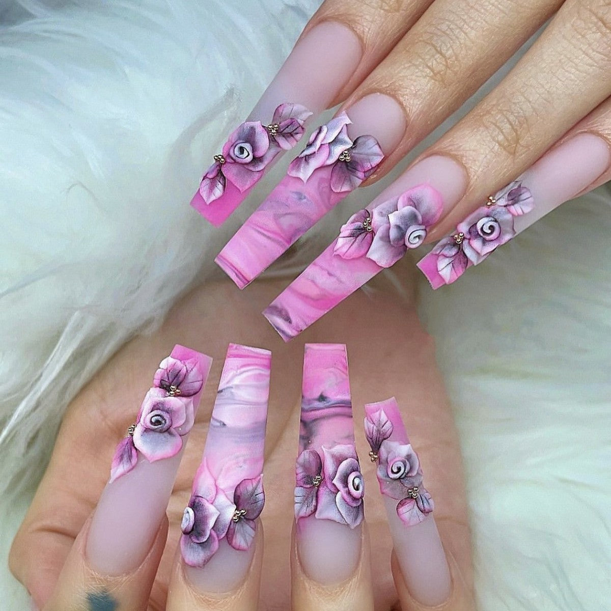 Kunstvolle Nagelspitzen mit floralem Design Brehn