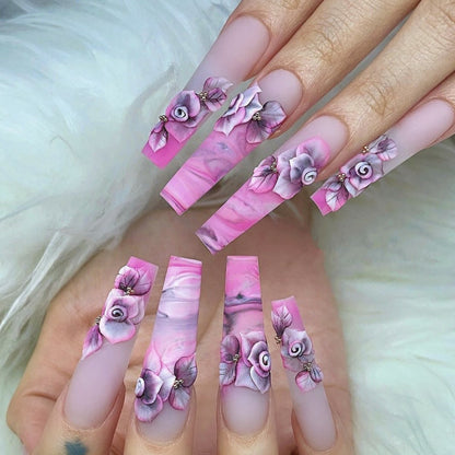 Kunstvolle Nagelspitzen mit floralem Design Brehn