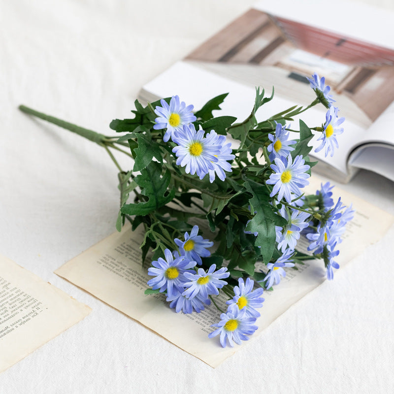 Lebensechte Gänseblümchen-Blumenstiel-Anordnung