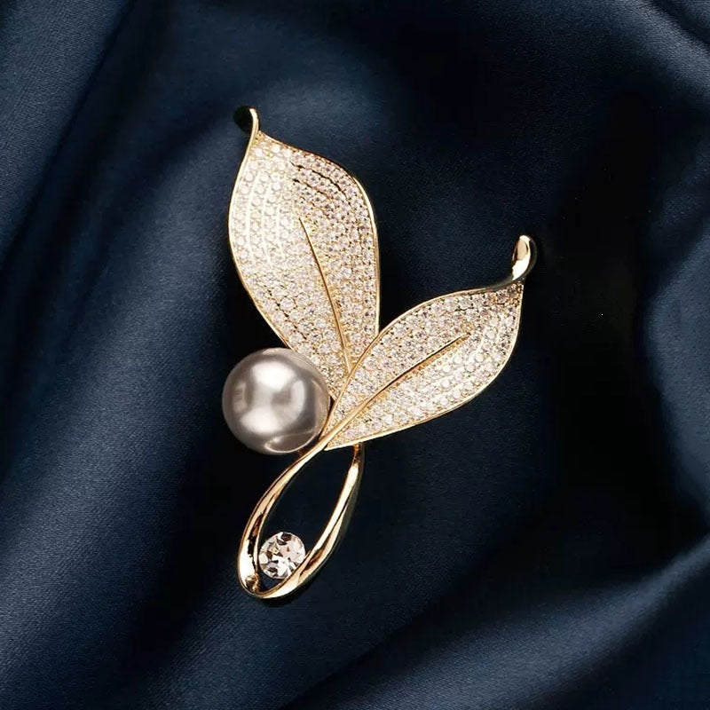 Elegante und Glamouröse Brosche mit Perlen und Kristallen Brehn