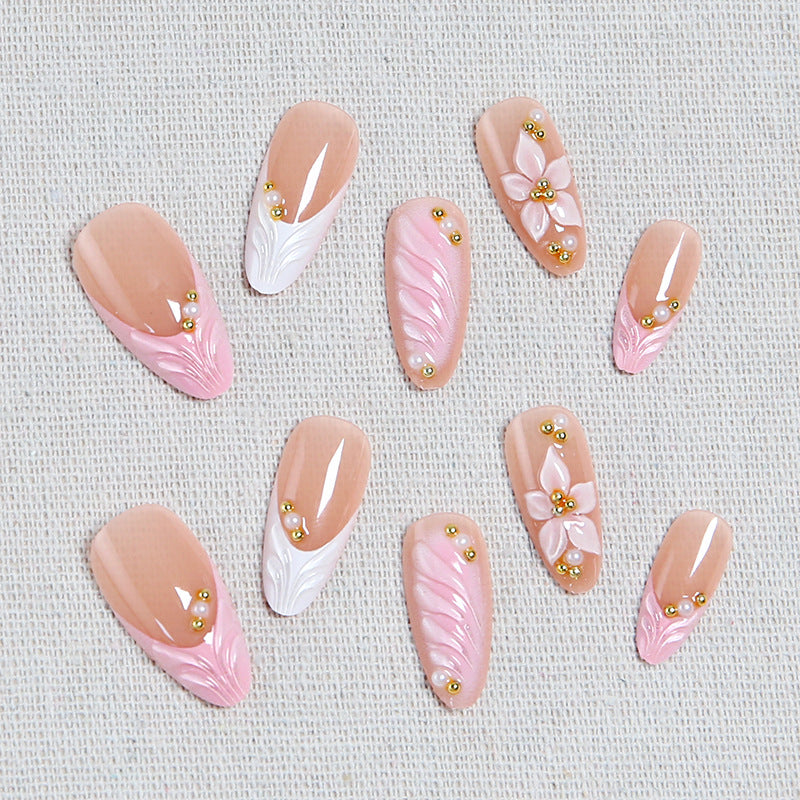 Kunstnagelset mit filigranen floralem Design und elegantem Glitzer Brehn