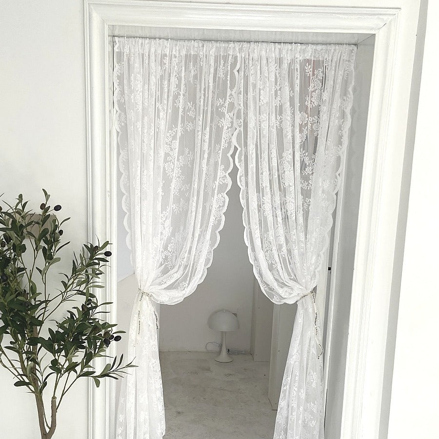 Elegante Spitzenfensterdekoration