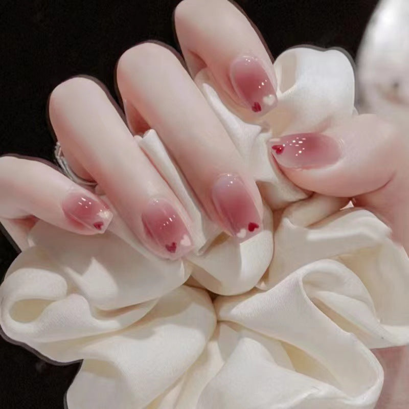 Glamouröse Kunstfingernägel mit Zarten Blüten- und Glitzereffekten Brehn