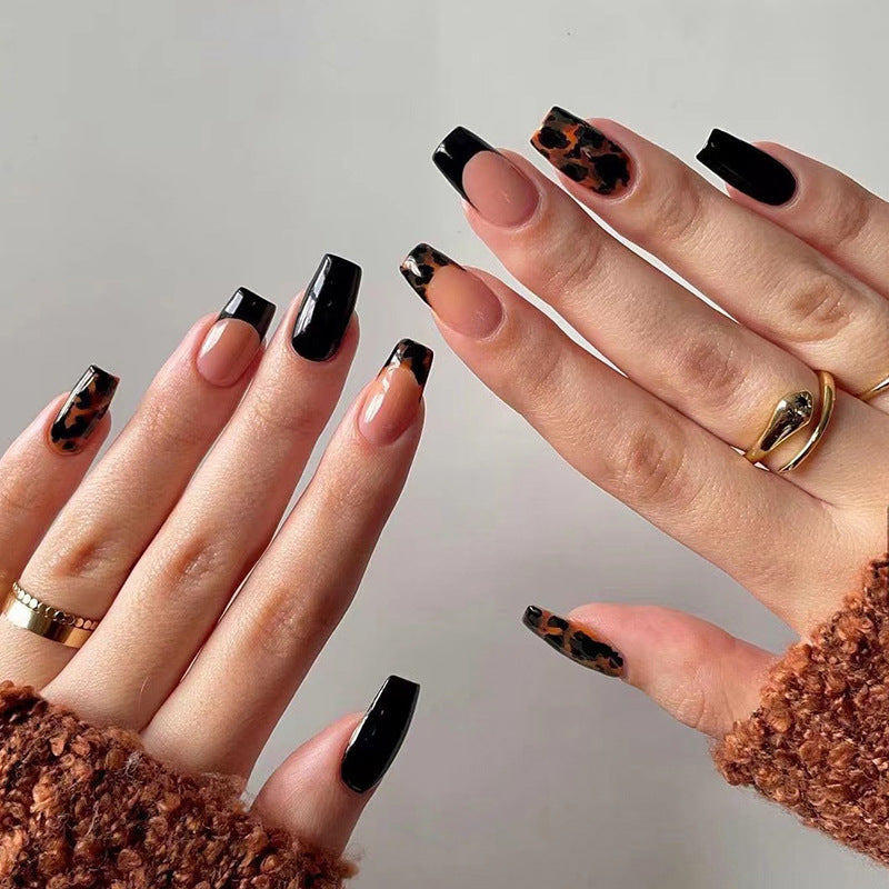 Kunstvolle Stiletto-Nägel mit Leoparden-Design Brehn