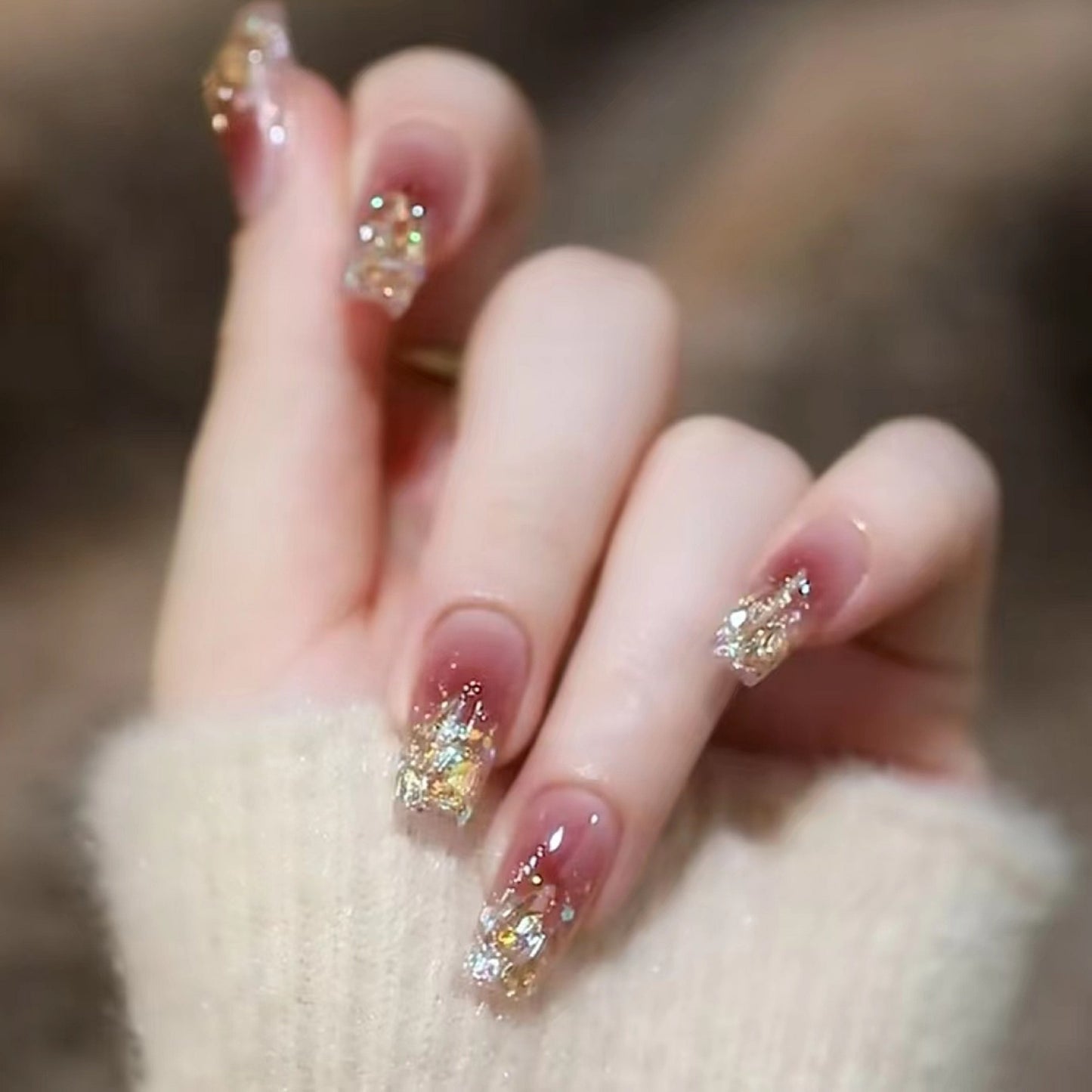 Stilvolle Kunstfingernägel mit Herz-Design und Glitzer Brehn