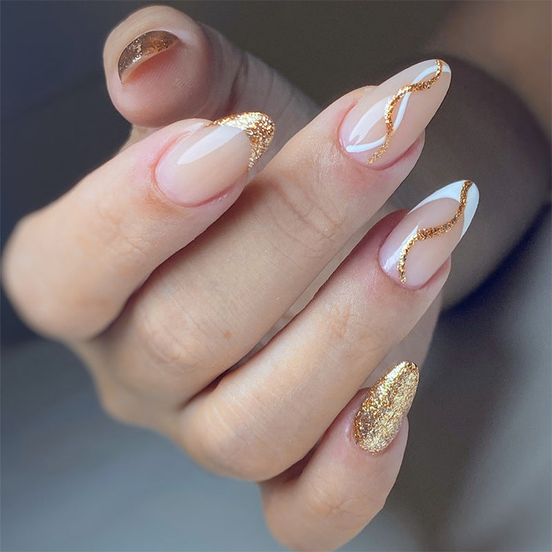 Elegantes Press-On-Nail-Set mit Glitzer und goldenen Wirbelakzenten Brehn