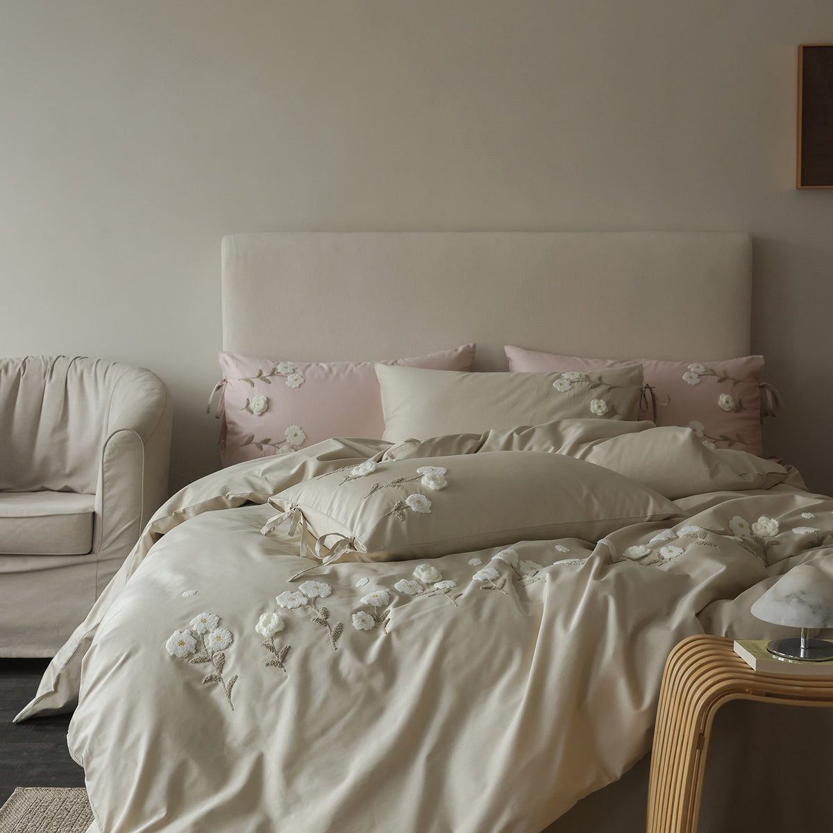 Luxuriöses besticktes Bettwäsche-Set aus Baumwollsatin mit Kissenbändern