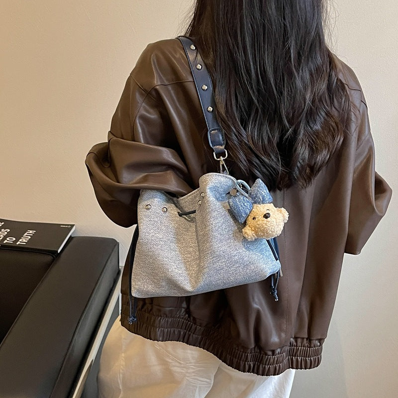 Charmante Mini-Eimer-Tasche mit süßem Anhänger
