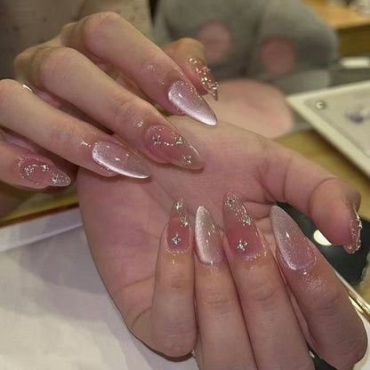 Kunstvolle Nagelverlängerungen mit Glitzer-Design Brehn