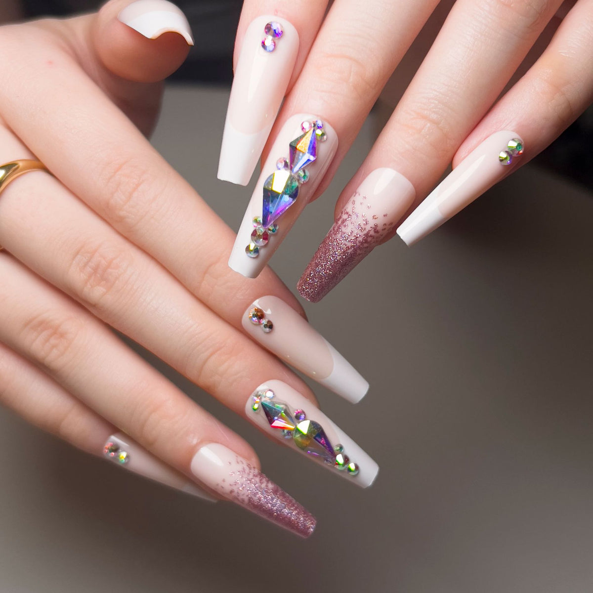 Kunstvolle Nagelverlängerungen mit Glitzer- und Strassakzenten Brehn