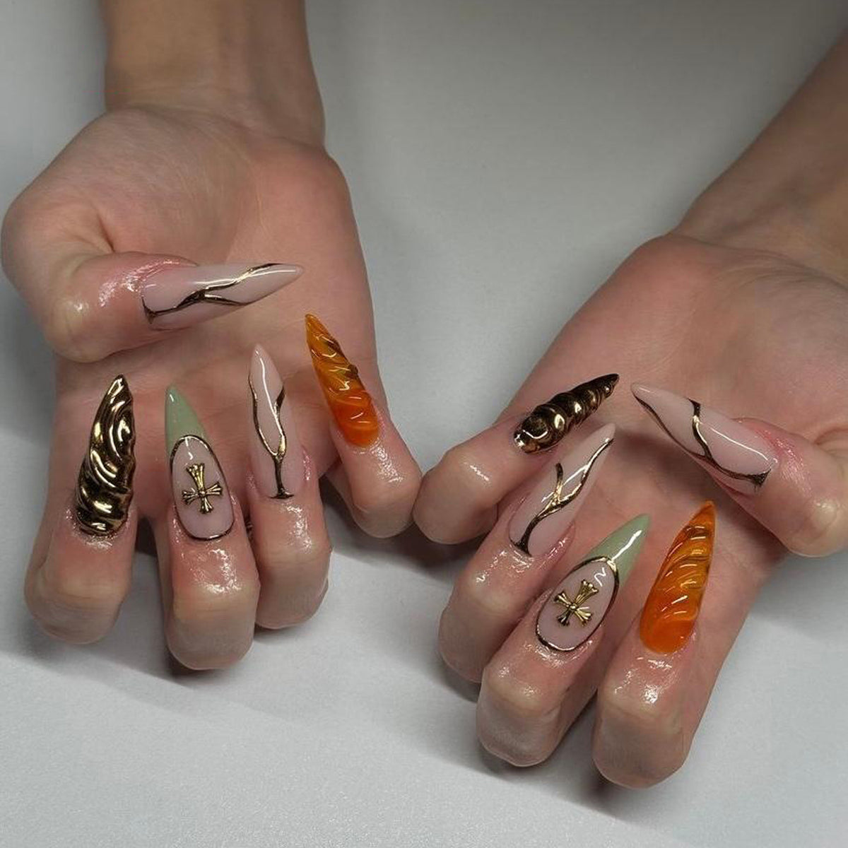 Kunstvolle Stiletto-Nägel mit Glitzer- und Motivverzierungen Brehn