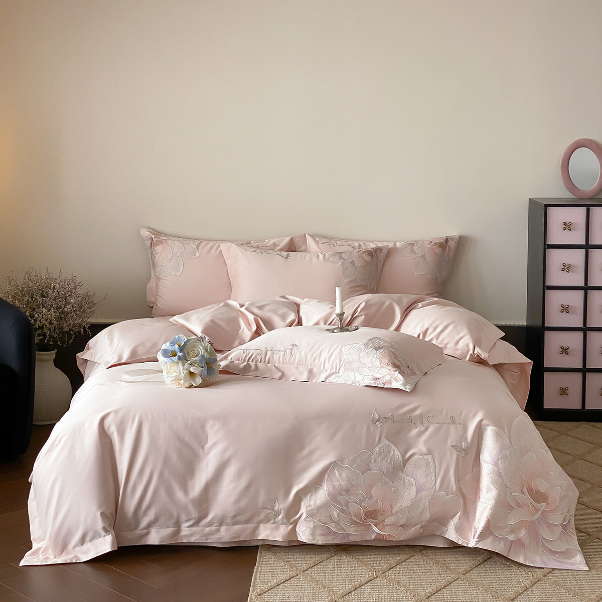 Luxuriöses Baumwoll-Satin Bettwäsche-Set mit großflächiger Blumenstickerei