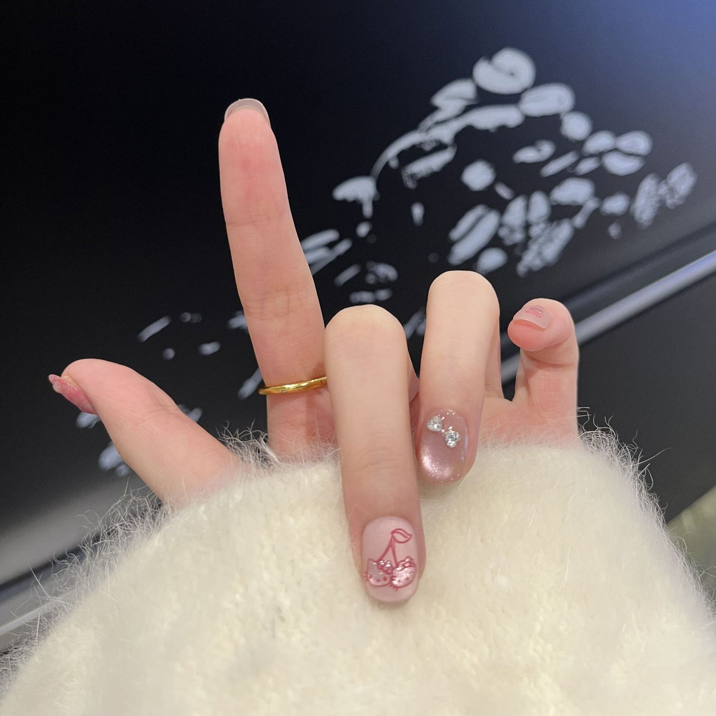 Dekoratives Press-On Nagelkunstset mit Kirschen- und Schleifenakzenten Brehn