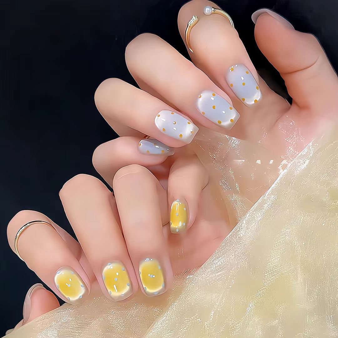 Künstlerisches Press-On-Nagel-Set mit zeitgenössischen Designs Brehn