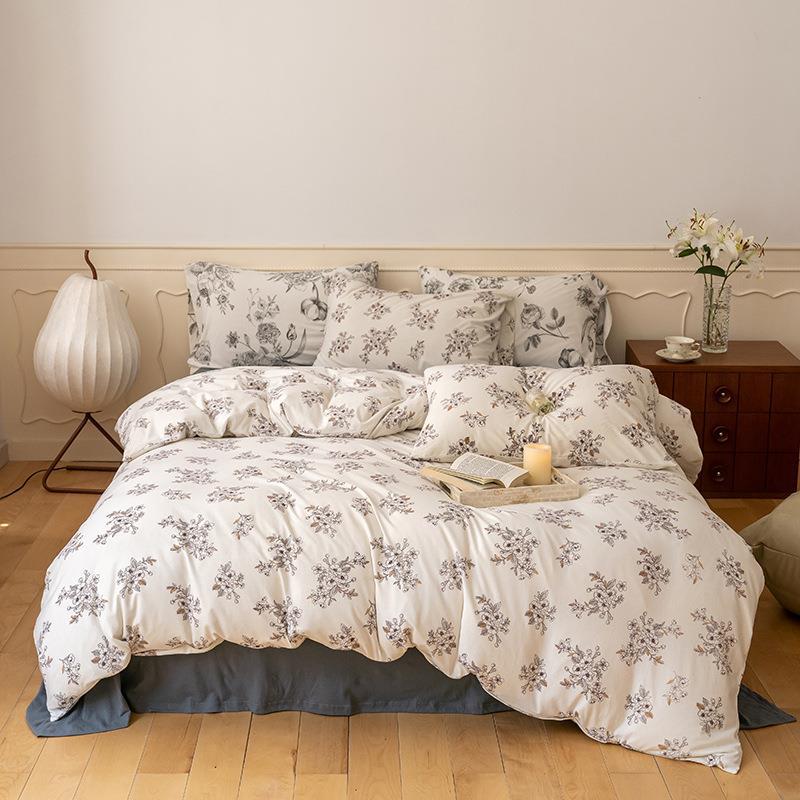 Gestepptes Bettset mit floraler Vintage-Optik und atmungsaktivem Baumwollbezug