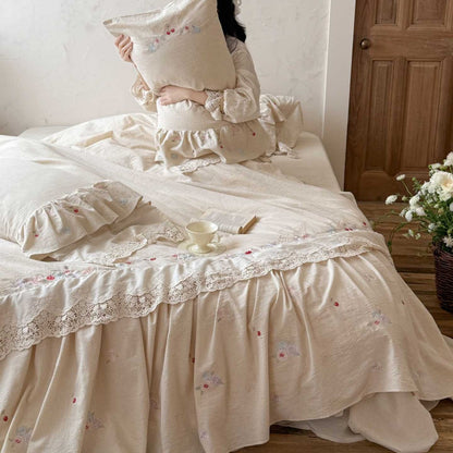 Bettwäsche-Komplettset im Landhausstil mit voluminösem Bettrock, Spitzenbordüre und feiner Blumenstickerei