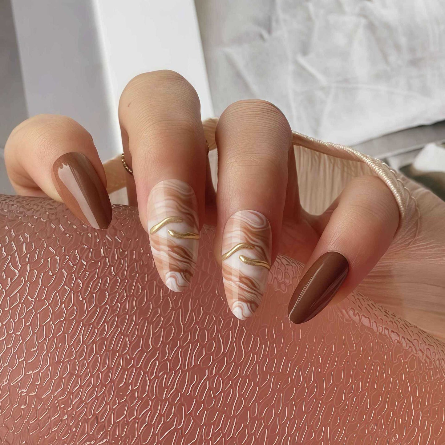 Elegante Ombre Press-On Nagelspitzen mit metallischen Akzenten Brehn